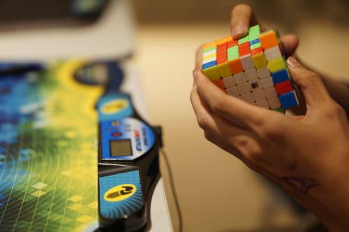 Asyiknya Belajar Speedcubing dengan Yus Abdul